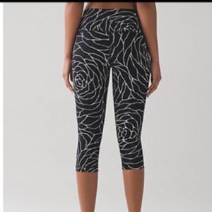 Lululemon Black Wunder Under crops size 6